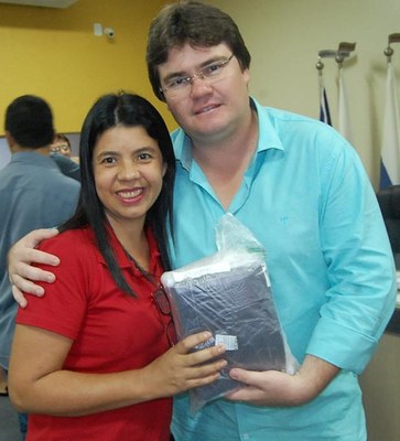 Prefeitura e Câmara entregam dezenas de kits de uniformes para profissionais de Amambai (66).JPG