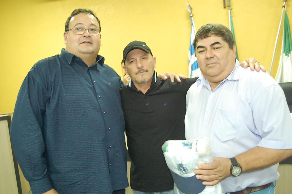 Prefeitura e Câmara entregam dezenas de kits de uniformes para profissionais de Amambai (67).JPG