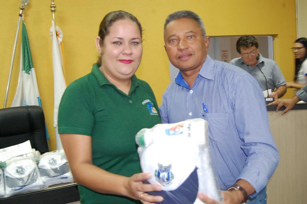 Prefeitura e Câmara entregam dezenas de kits de uniformes para profissionais de Amambai (68).JPG