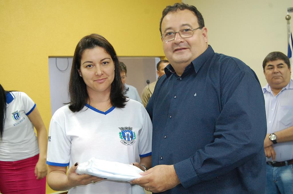 Prefeitura e Câmara entregam dezenas de kits de uniformes para profissionais de Amambai (7).JPG