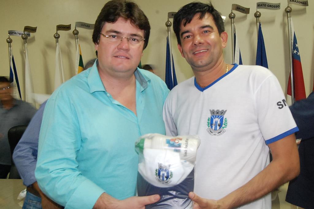 Prefeitura e Câmara entregam dezenas de kits de uniformes para profissionais de Amambai (73).JPG