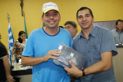 Prefeitura e Câmara entregam dezenas de kits de uniformes para profissionais de Amambai (74).JPG