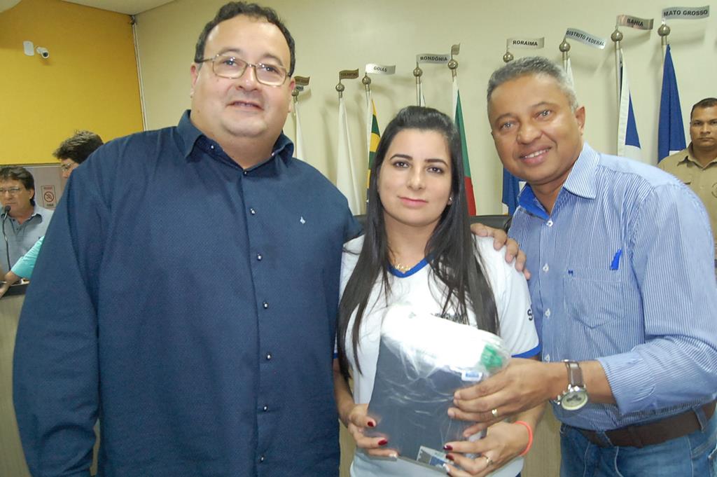 Prefeitura e Câmara entregam dezenas de kits de uniformes para profissionais de Amambai (76).JPG