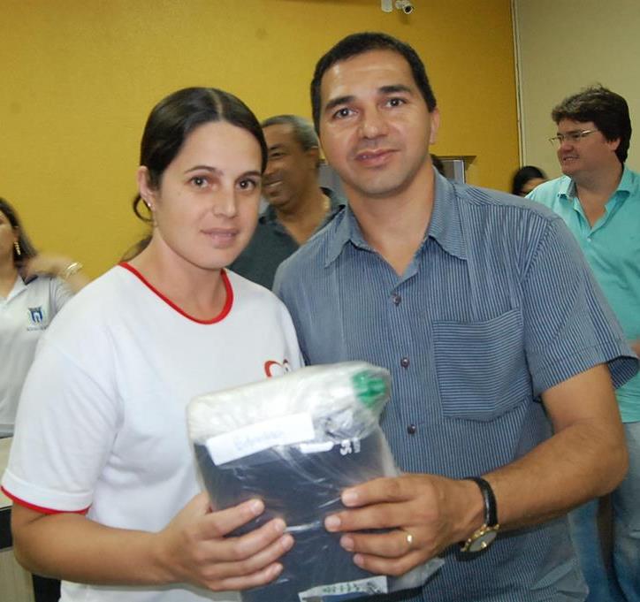 Prefeitura e Câmara entregam dezenas de kits de uniformes para profissionais de Amambai (77).JPG