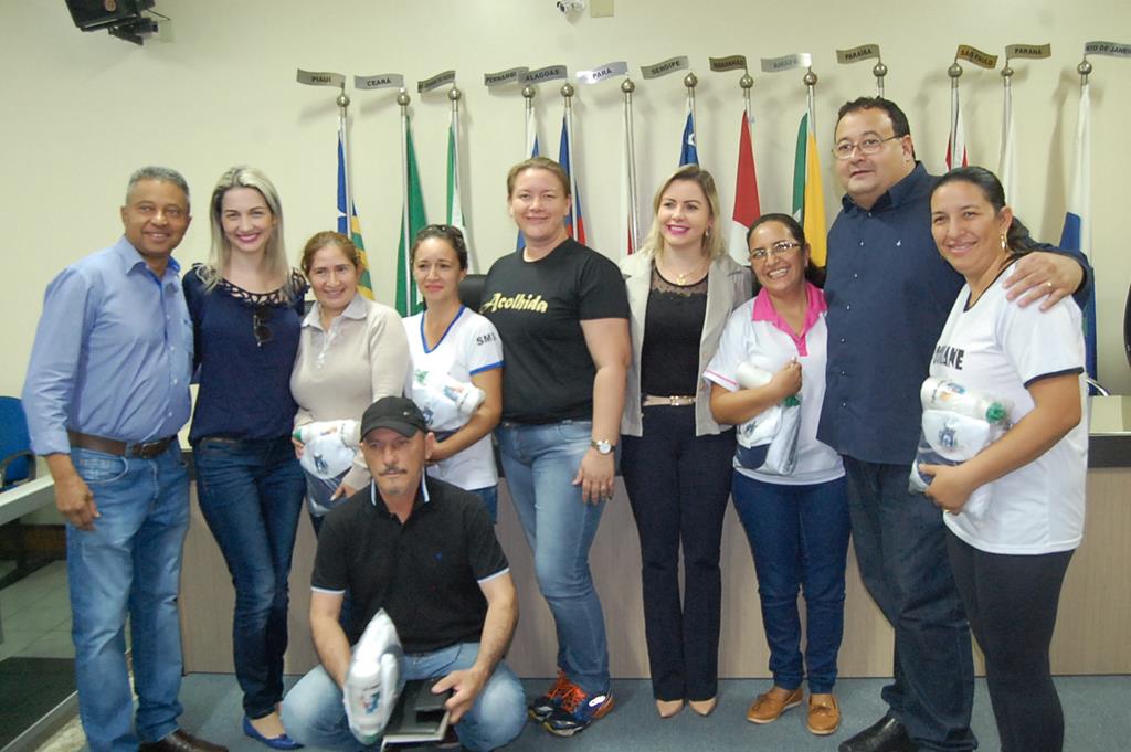 Prefeitura e Câmara entregam dezenas de kits de uniformes para profissionais de Amambai (78).JPG