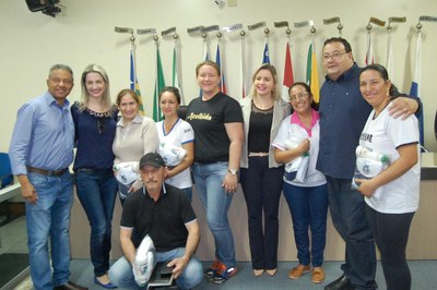 Prefeitura e Câmara entregam dezenas de kits de uniformes para profissionais de Amambai (78).JPG