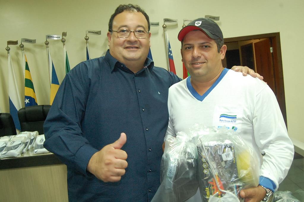 Prefeitura e Câmara entregam dezenas de kits de uniformes para profissionais de Amambai (8).JPG