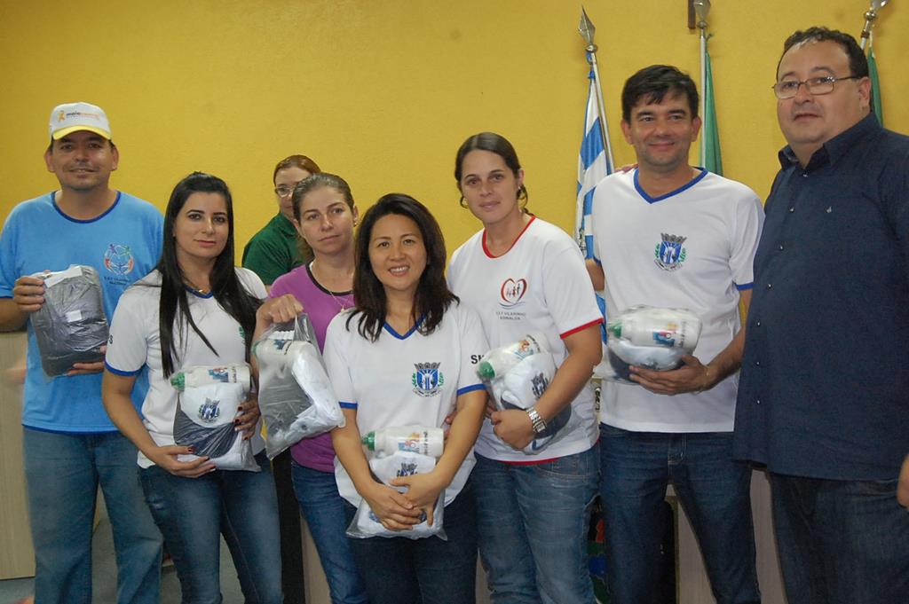 Prefeitura e Câmara entregam dezenas de kits de uniformes para profissionais de Amambai (80).JPG