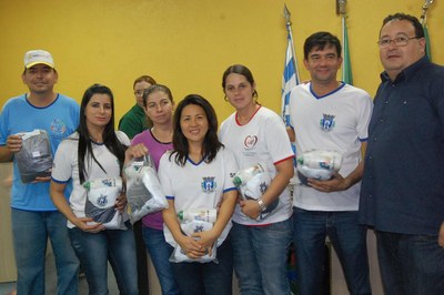 Prefeitura e Câmara entregam dezenas de kits de uniformes para profissionais de Amambai (80).JPG