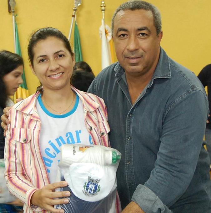 Prefeitura e Câmara entregam dezenas de kits de uniformes para profissionais de Amambai (82).JPG