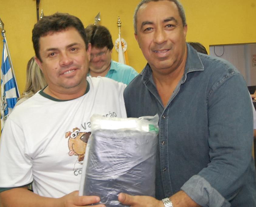 Prefeitura e Câmara entregam dezenas de kits de uniformes para profissionais de Amambai (83).JPG