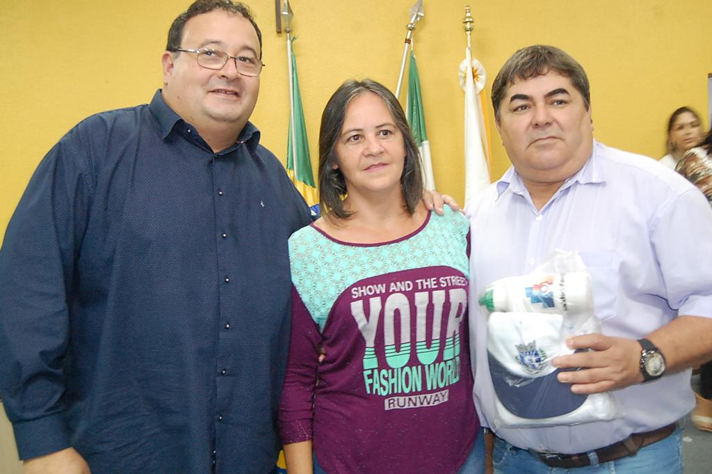 Prefeitura e Câmara entregam dezenas de kits de uniformes para profissionais de Amambai (86).JPG