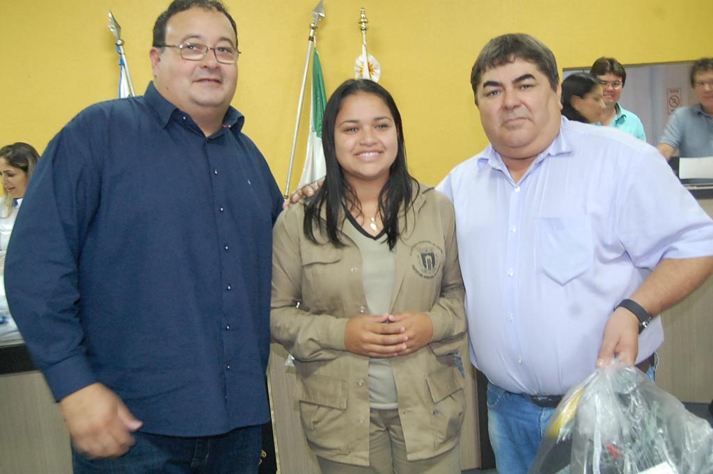 Prefeitura e Câmara entregam dezenas de kits de uniformes para profissionais de Amambai (9).JPG