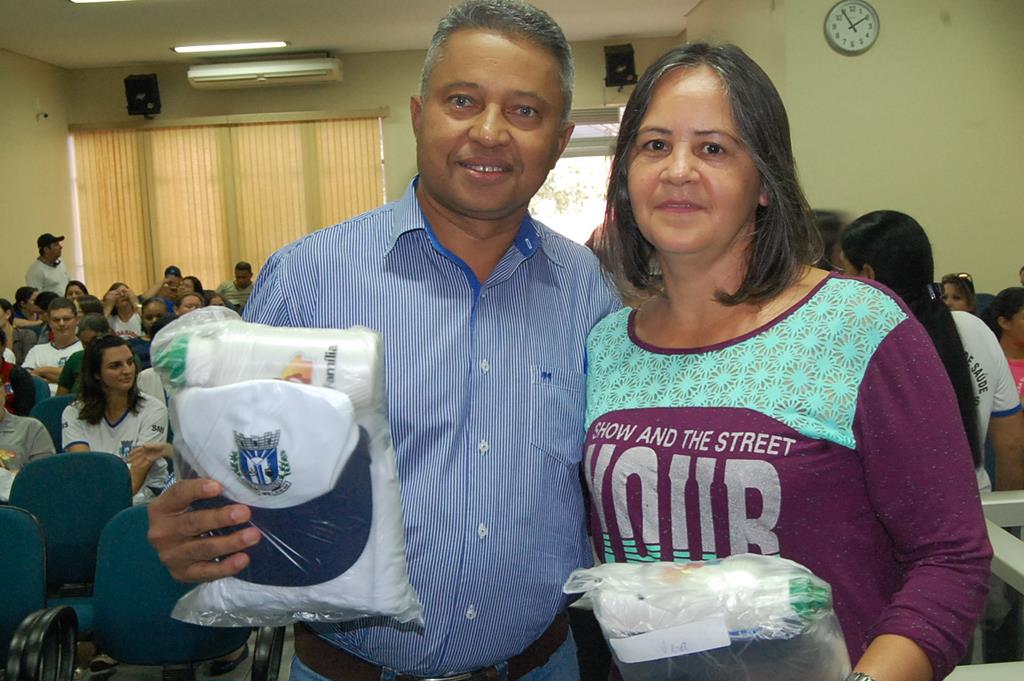 Prefeitura e Câmara entregam dezenas de kits de uniformes para profissionais de Amambai (91).JPG