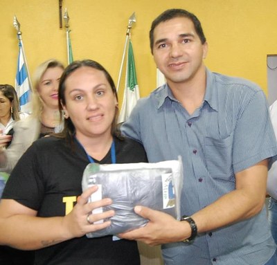 Prefeitura e Câmara entregam dezenas de kits de uniformes para profissionais de Amambai (93).JPG