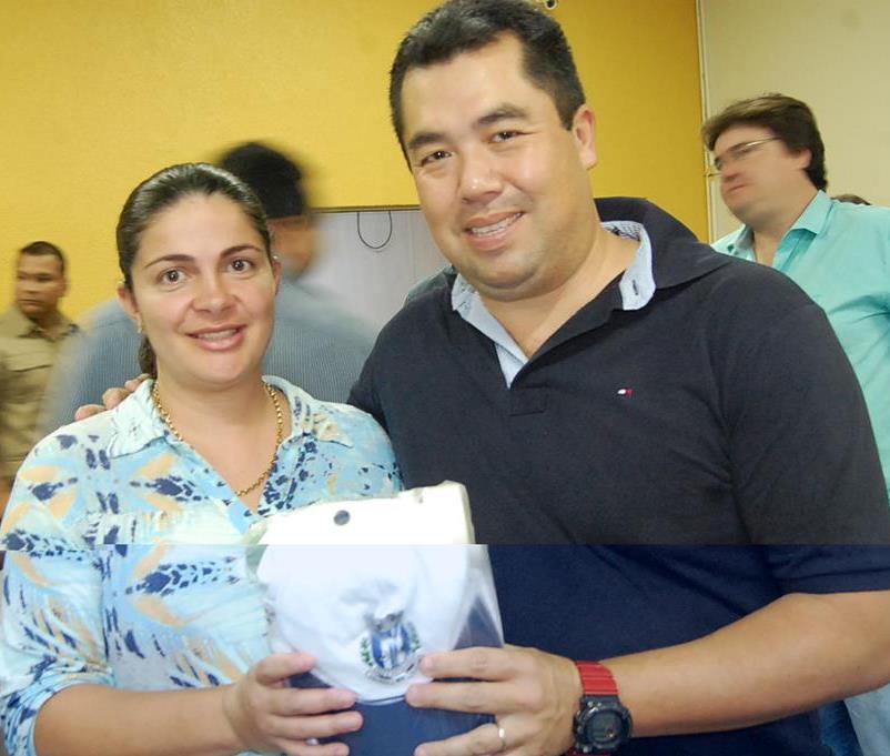 Prefeitura e Câmara entregam dezenas de kits de uniformes para profissionais de Amambai (94).JPG