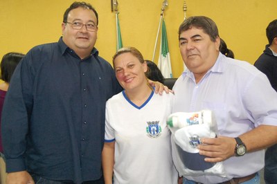 Prefeitura e Câmara entregam dezenas de kits de uniformes para profissionais de Amambai (96).JPG