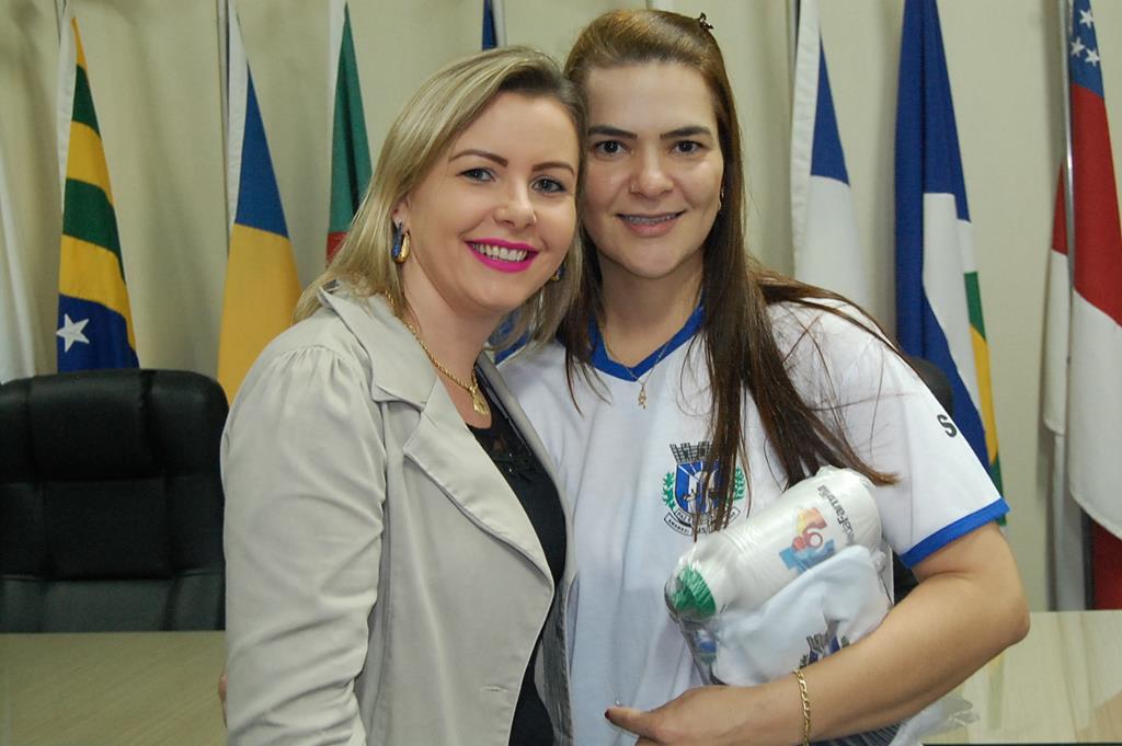 Prefeitura e Câmara entregam dezenas de kits de uniformes para profissionais de Amambai (97).JPG