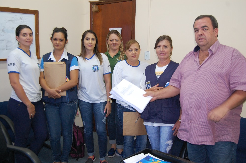 Agentes de saúde entregam baixo assinado para presidente da Câmara