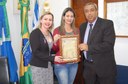 Câmara entrega Moção de Congratulação para secretaria municipal Câmara entrega Moção de Congratulação para secretaria municipal