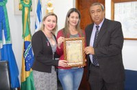 Câmara entrega Moção de Congratulação para secretaria municipal