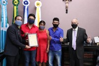Câmara homenageia primeiro indígena amambaiense a passar no curso de medicina em Universidade Federal