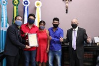 Câmara homenageia primeiro indígena amambaiense a passar no curso de medicina em Universidade Federal