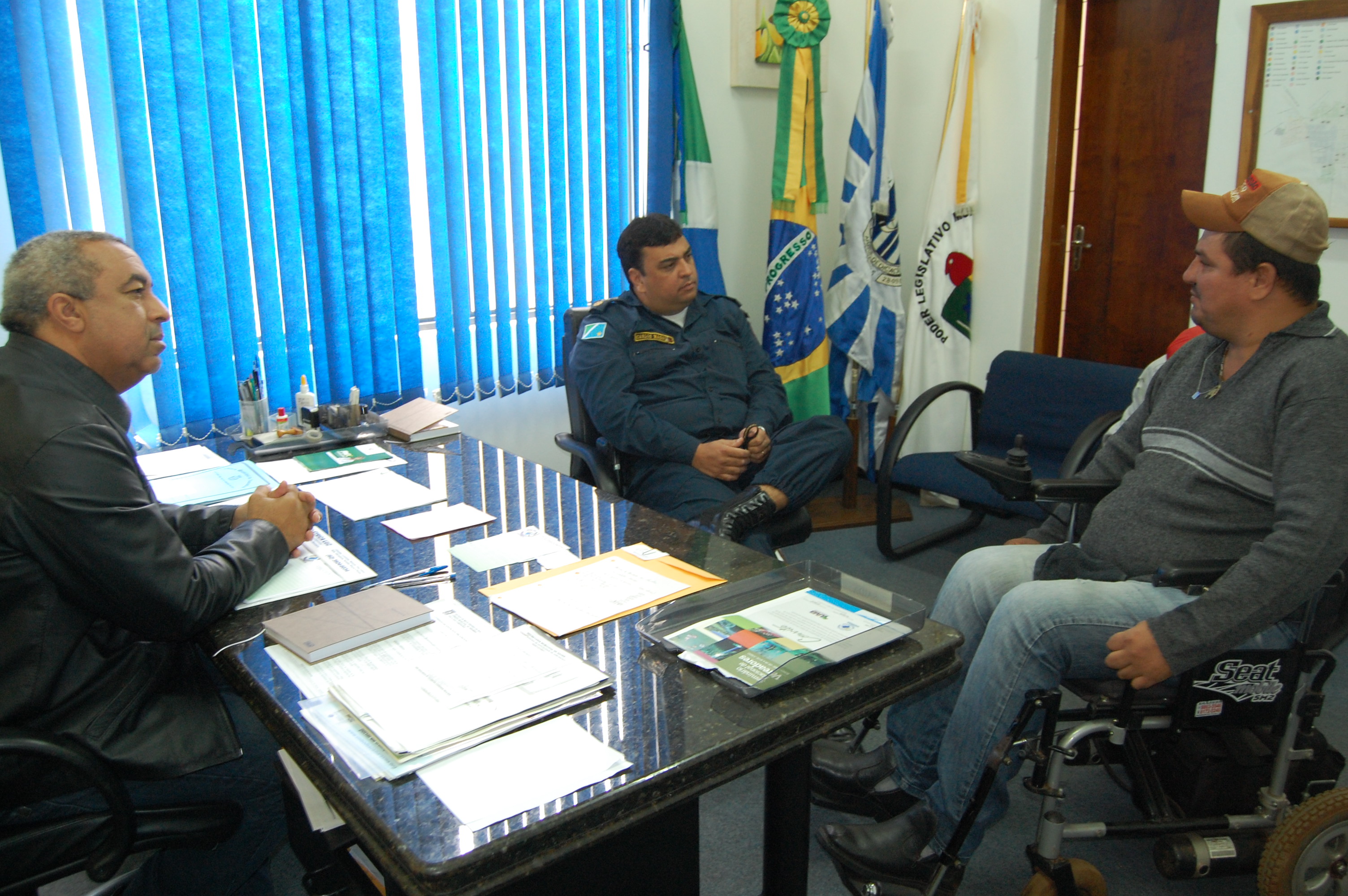 Carlinhos se reúne com comandante da PM e representante de vila