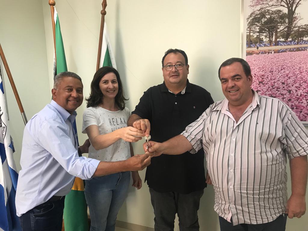 Prefeito entrega a chave da antiga Casa do Artesão para a Câmara de Vereadores