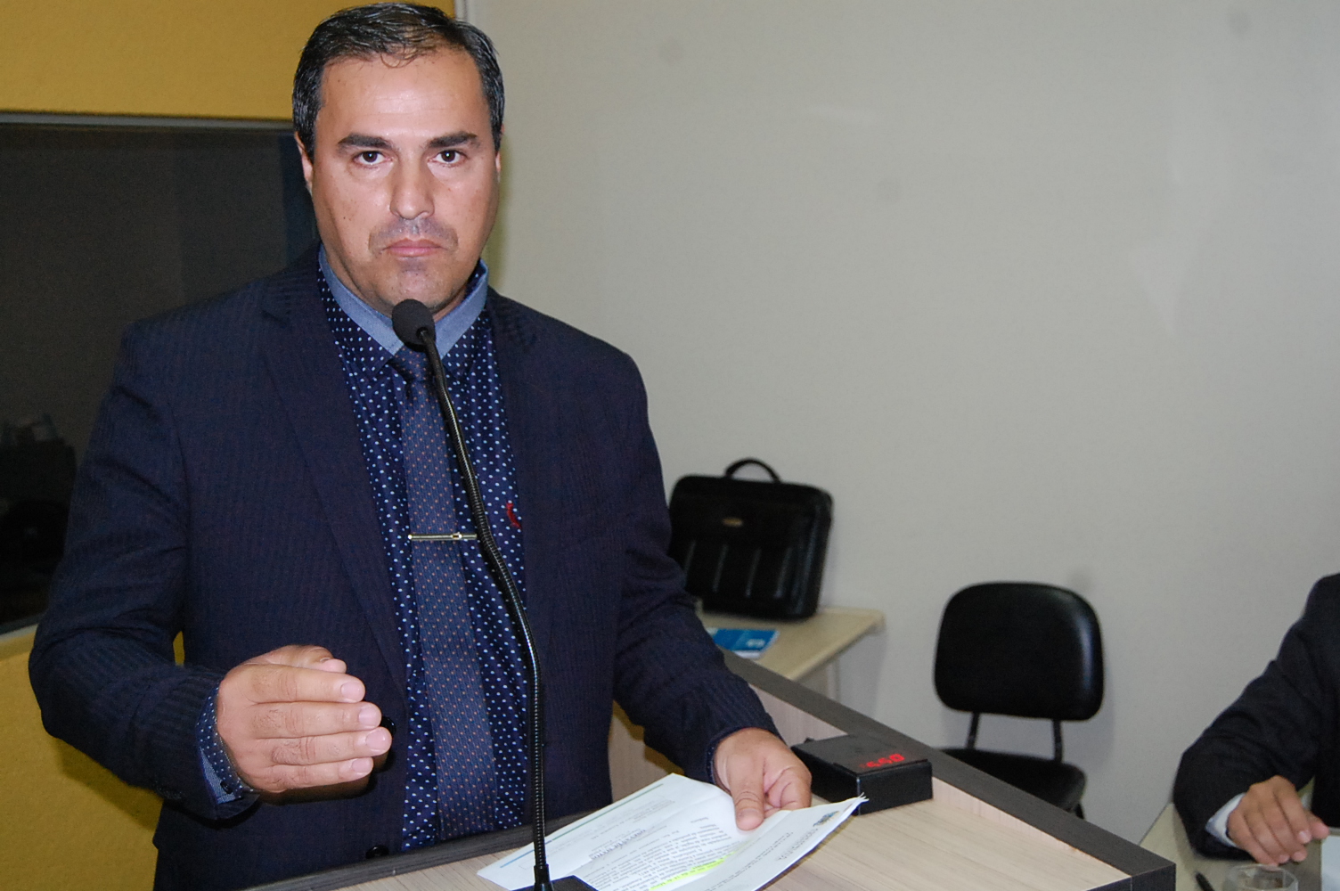 Vereador ouve moradores e pede construção de redutores de velocidade