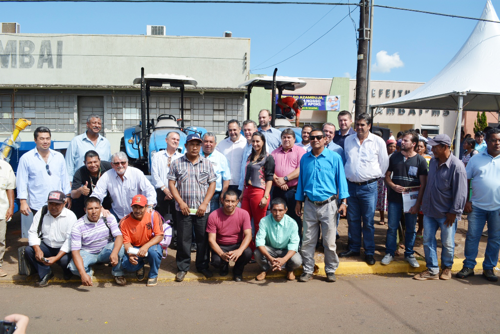 Vereadores participam de entrega de equipamentos agrícolas para comunidade indígena