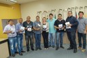 Prefeitura e Câmara entregam dezenas de kits de uniformes para profissionais de Amambai Prefeitura e Câmara entregam dezenas de kits de uniformes para profissionais de Amambai
